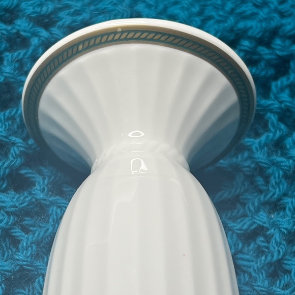 Elegant Fitz & Floyd Floral White Vase - Winter Holiday Design - Picture 5 of 5